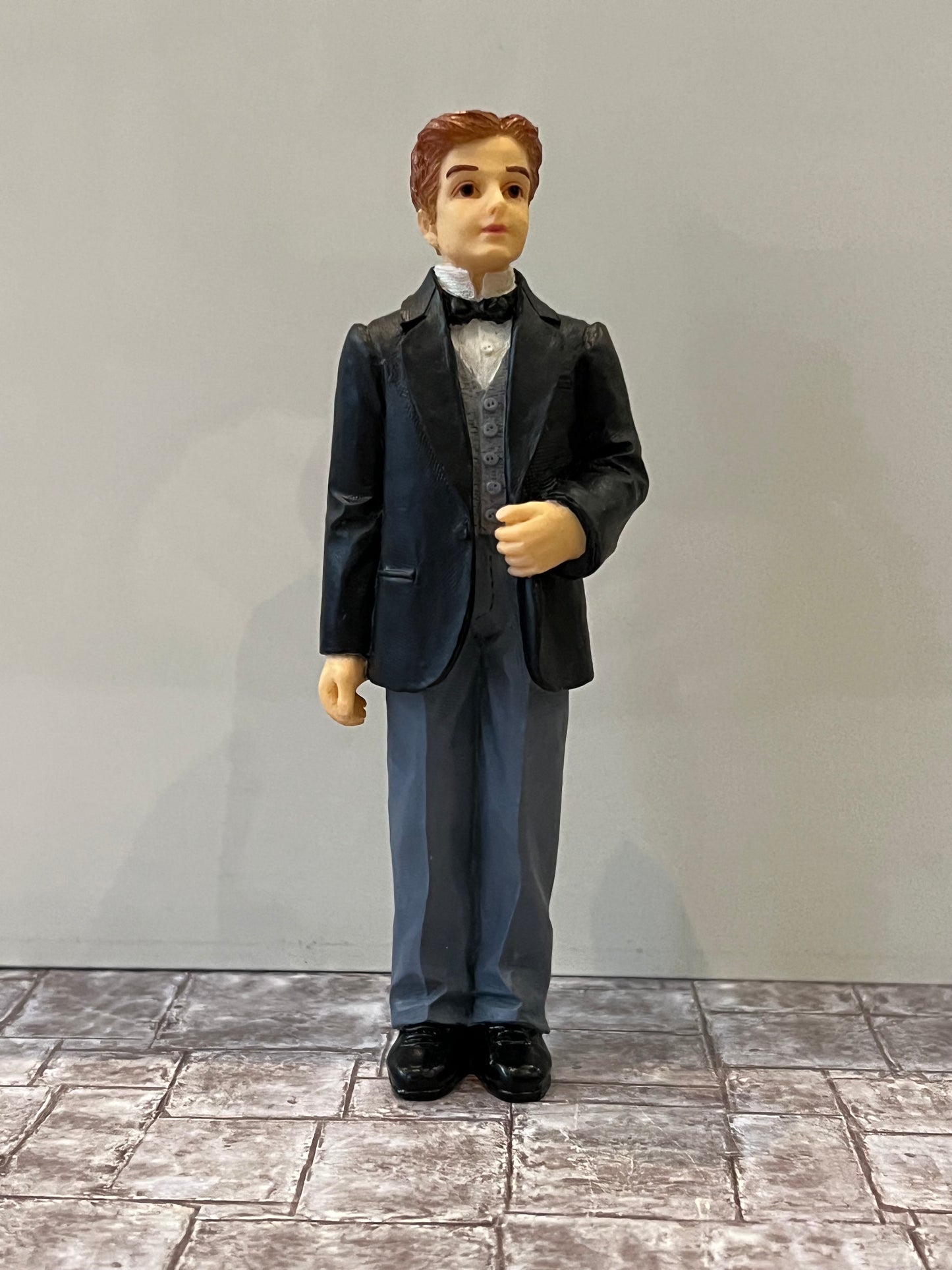 Poly resin popje man in pak