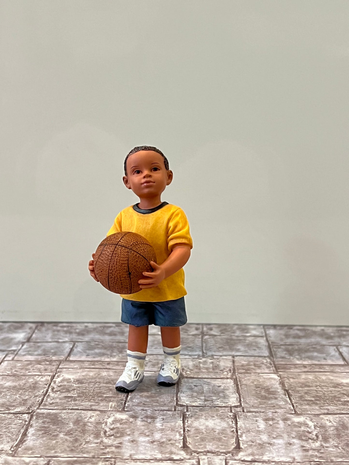 Poly resin popje Jongen met een bal