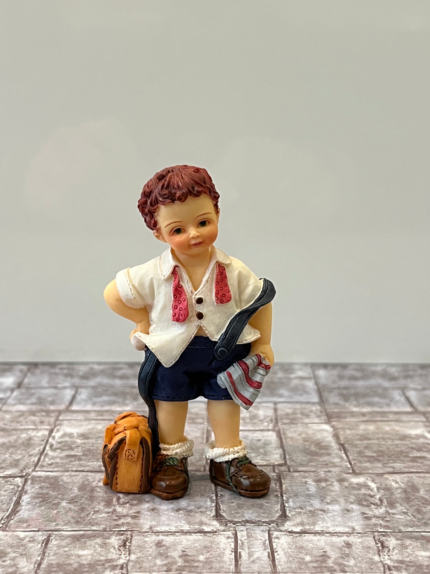 Poly resin popje Jongen met schooltas