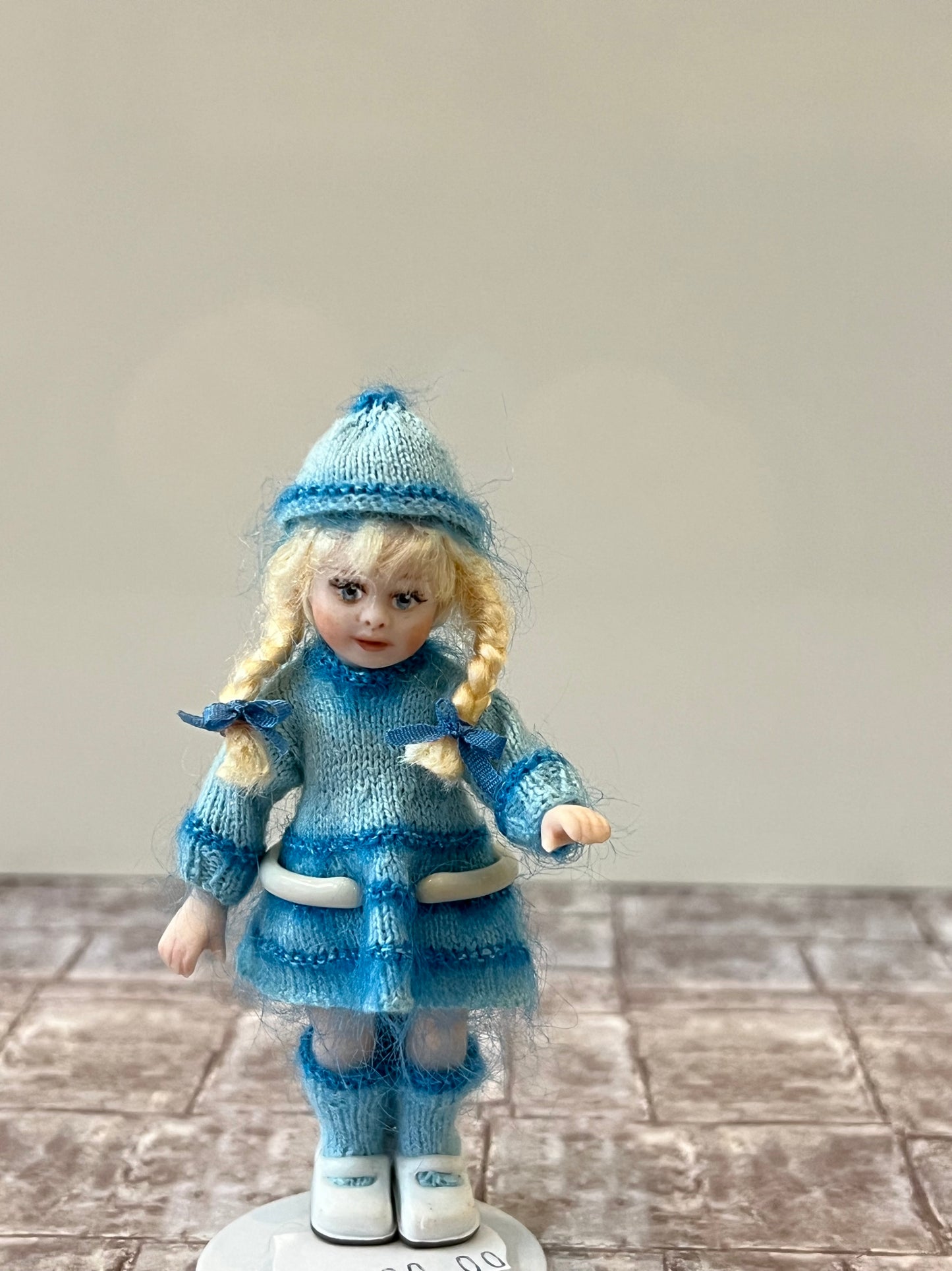 Meisje met blauw gebreid jurkje