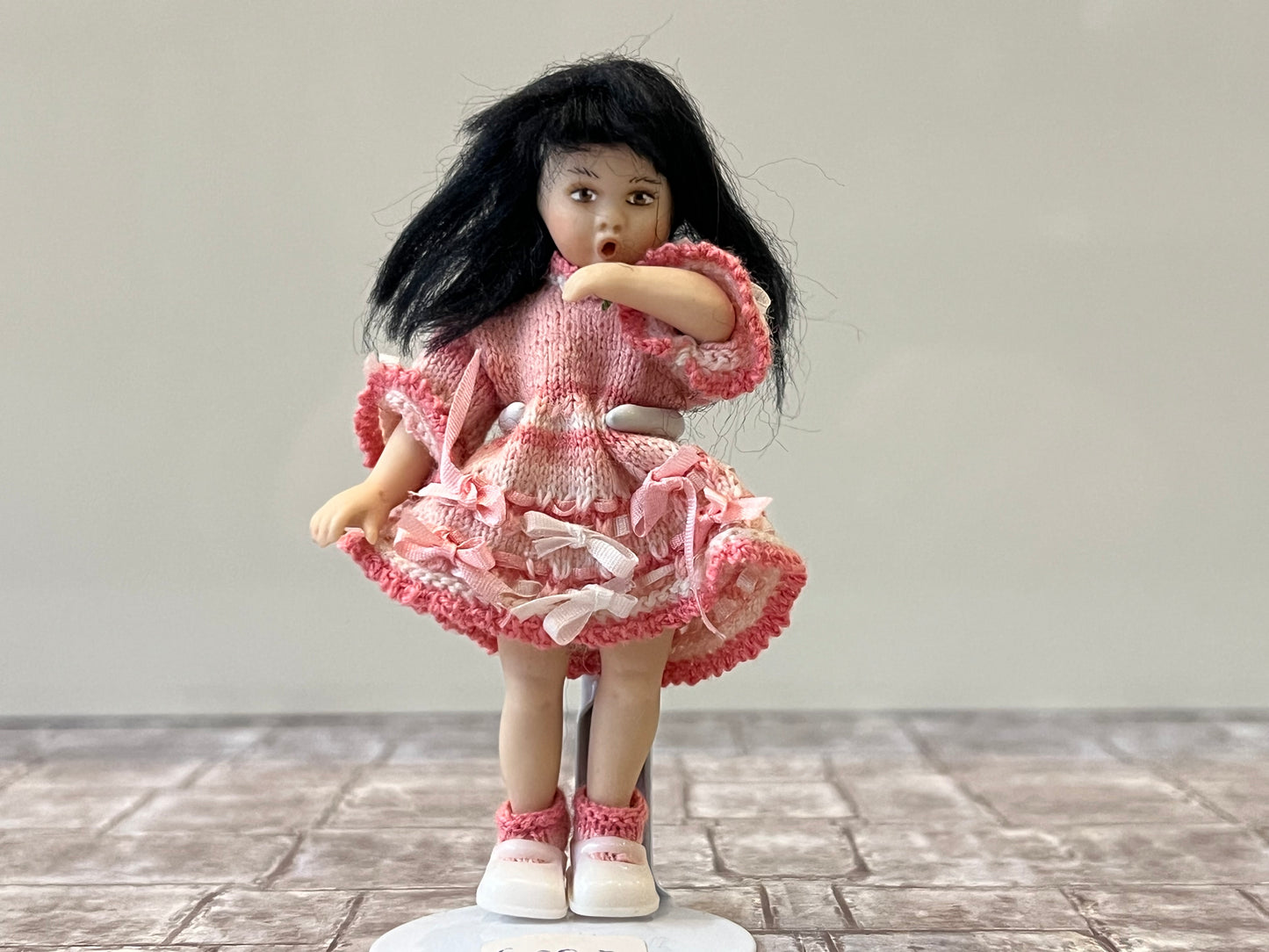 Meisje met roze gebreid jurkje