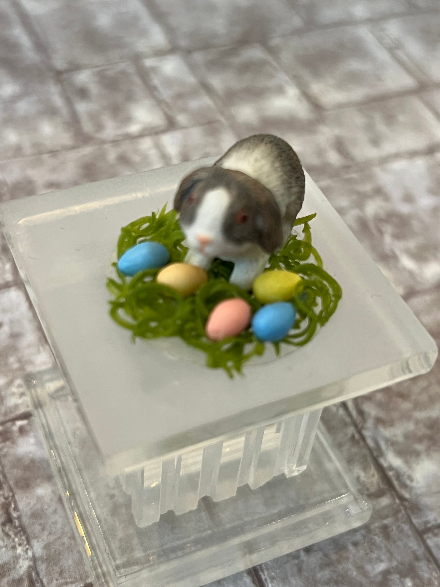 Konijn met paas eieren