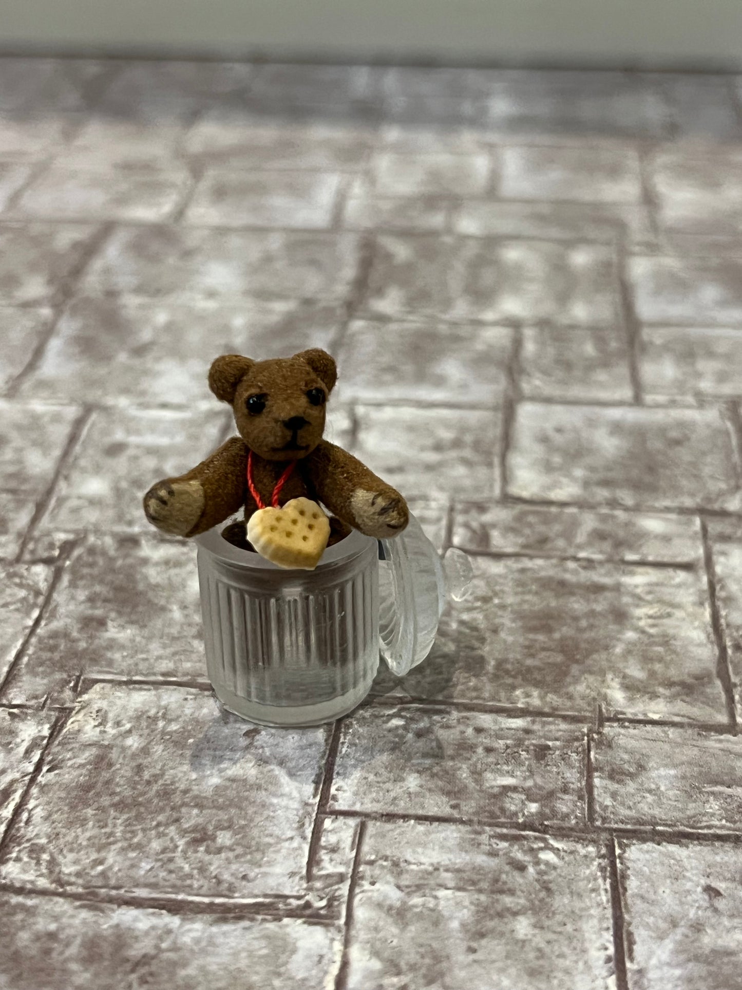 Teddybeer in glazen pot