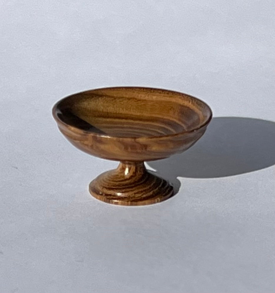 Schaal op voet in Gouden regen