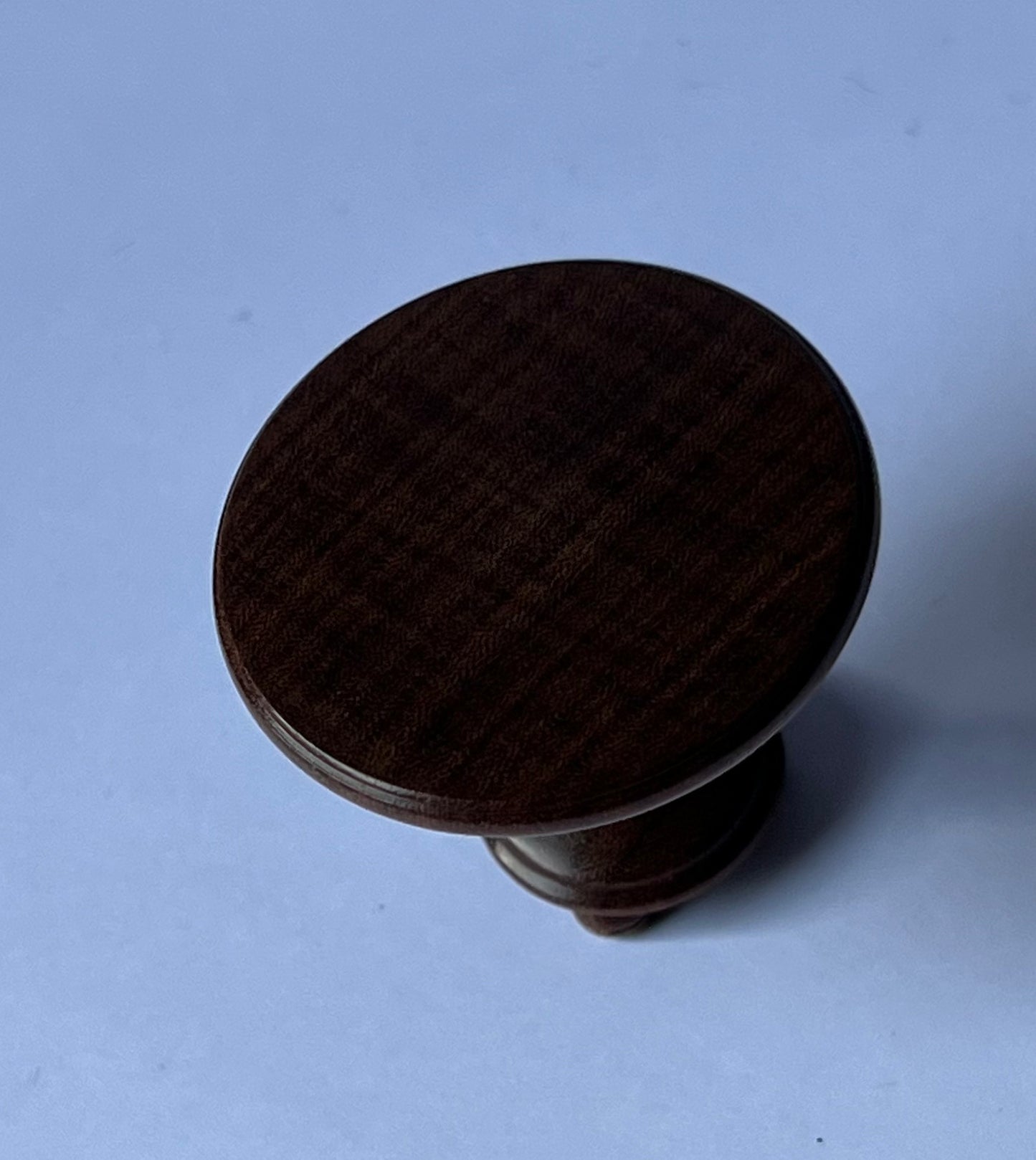 Bijzettafel met 3 bolpootjes