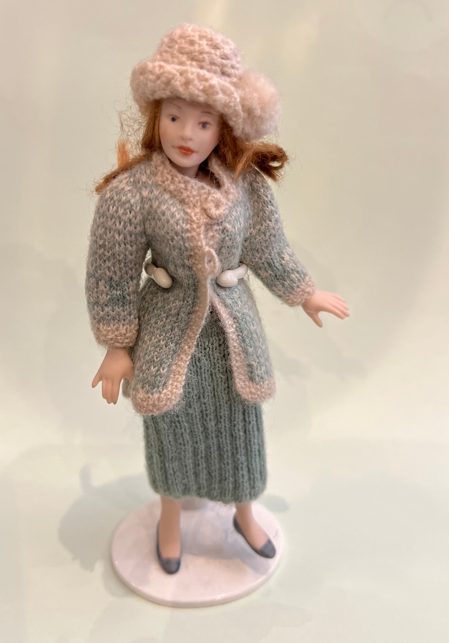 Dame met gebreide kleding
