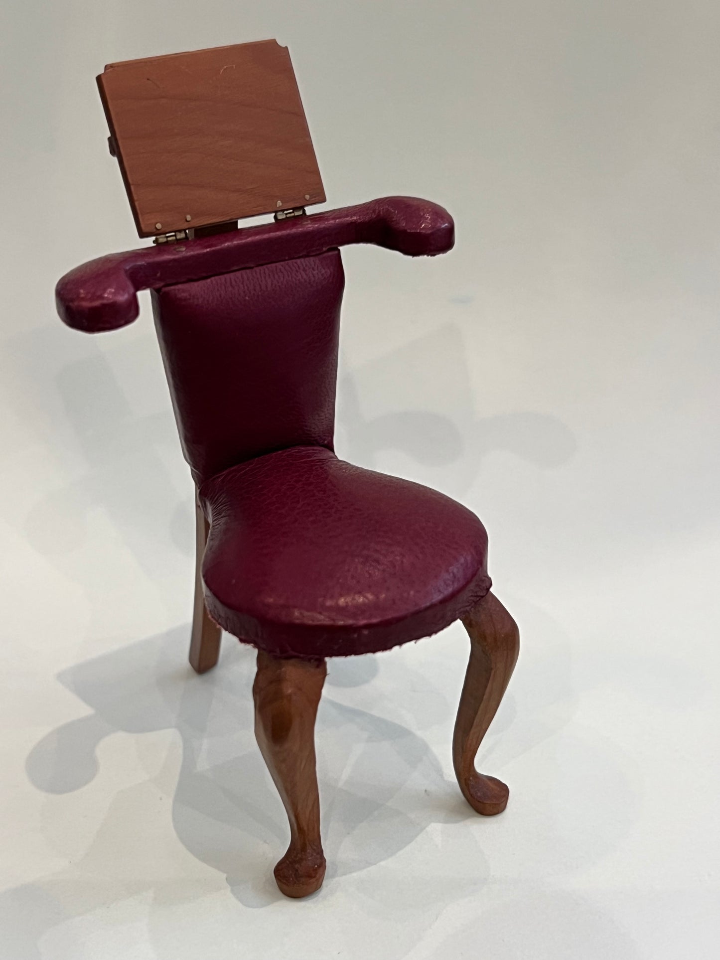 Bid stoel Escutcheon