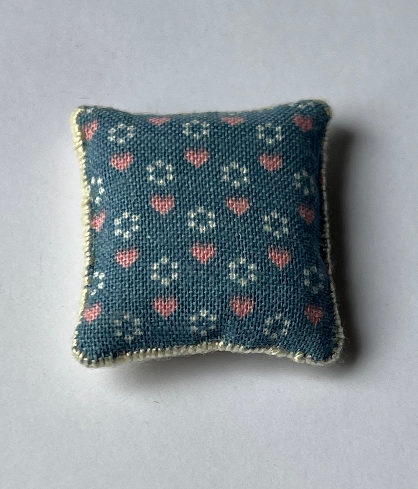 Kussen handgeborduurd