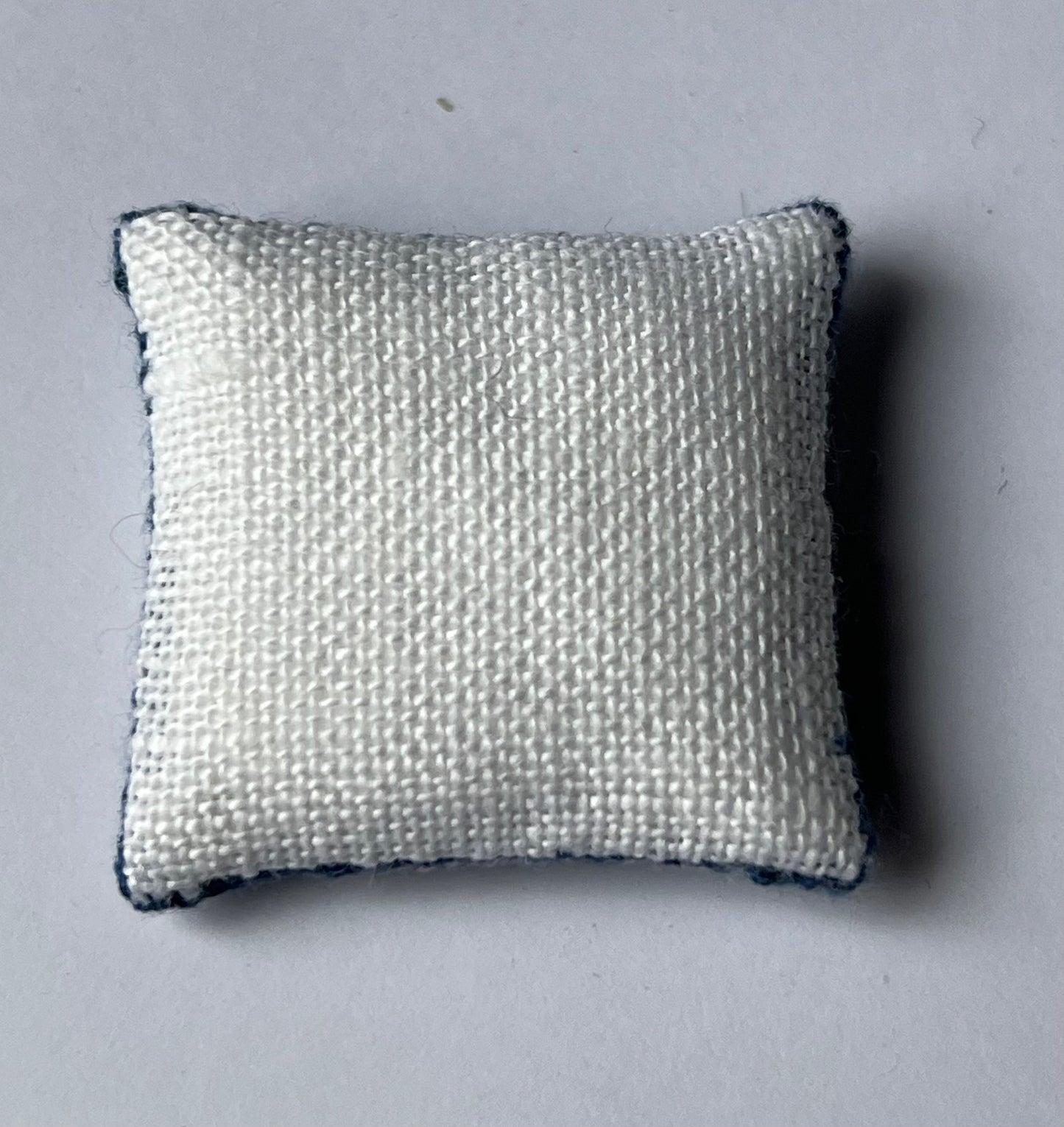 Kussen handgeborduurd