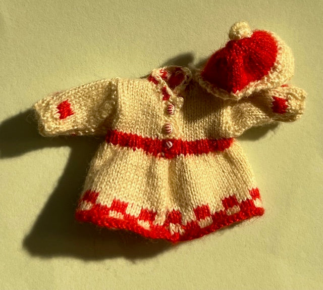 Handgebreid jurkje met mutsje creme/rood