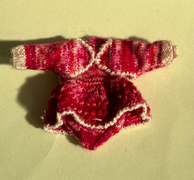 Handgebreid jurkje met broekje roze/rood