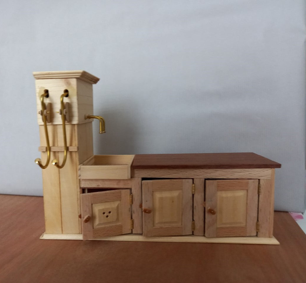 Aanrecht met waterpomp