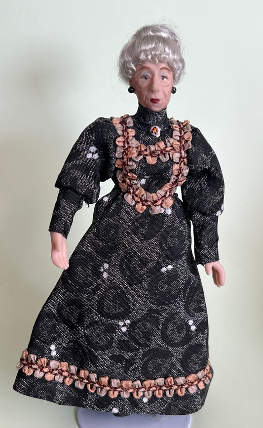 Englische Dame in schwarzem Kleid