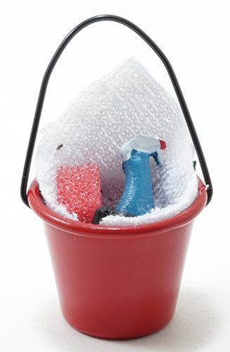 Emmer met schoonmaak artikelen